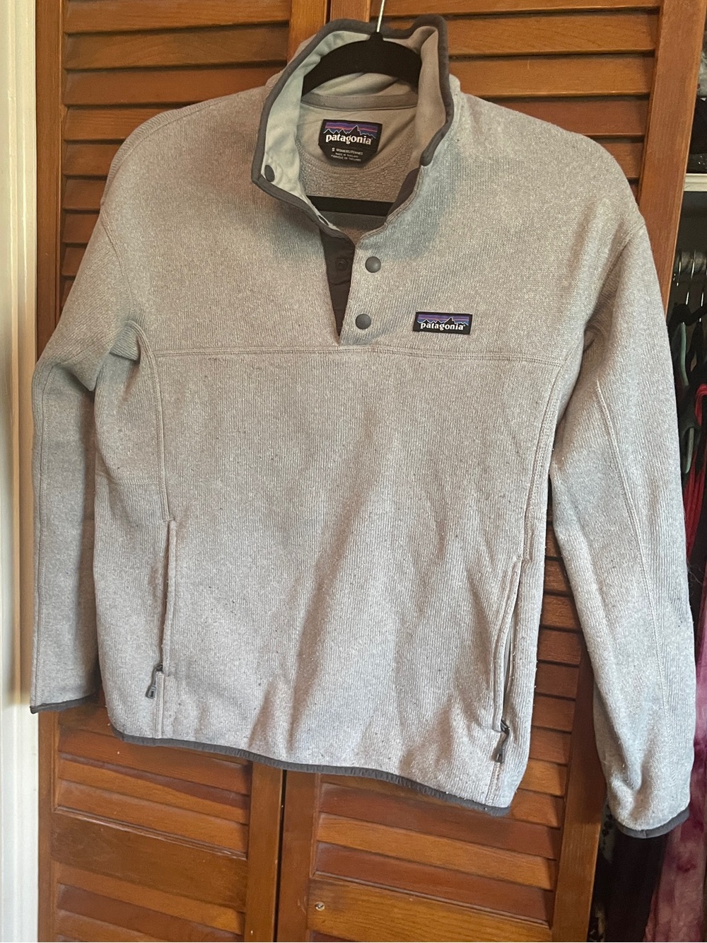 Patagonia Light Gray Women's Fleece Pullover with Multicolor Logo